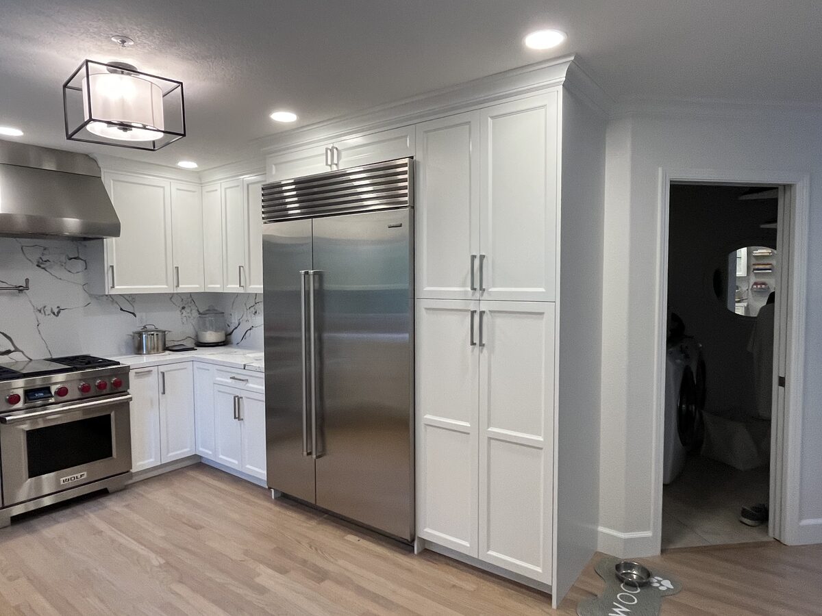 Painted kitchen cabinets in Benjamin Moore White Dove